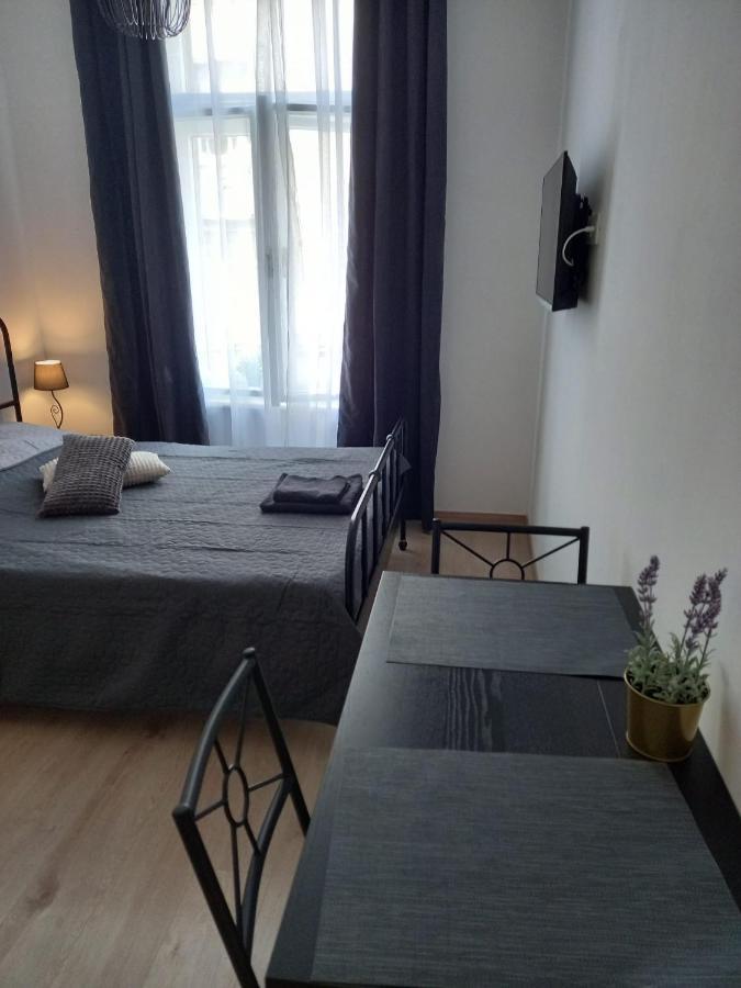 Black Queen & Countess Nera Apartment